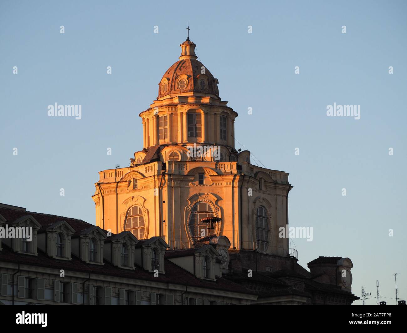 Cupola della chiesa di San Lorenzo in Piazza Castello a Torino Foto Stock