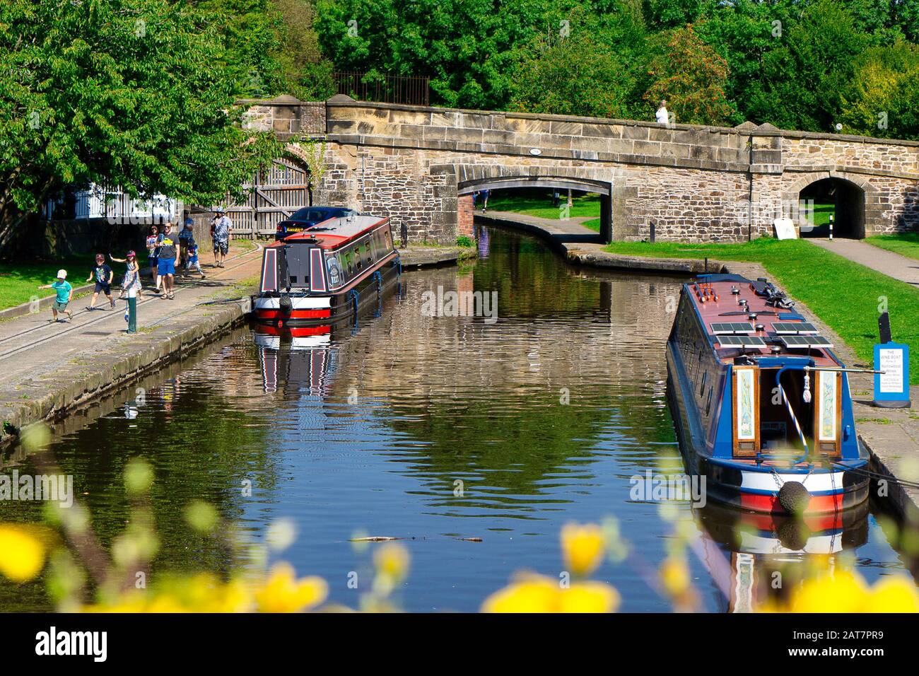 Barche dei canali godendo del sole estivo, Pontcysyllte Aqueduct, Galles Foto Stock