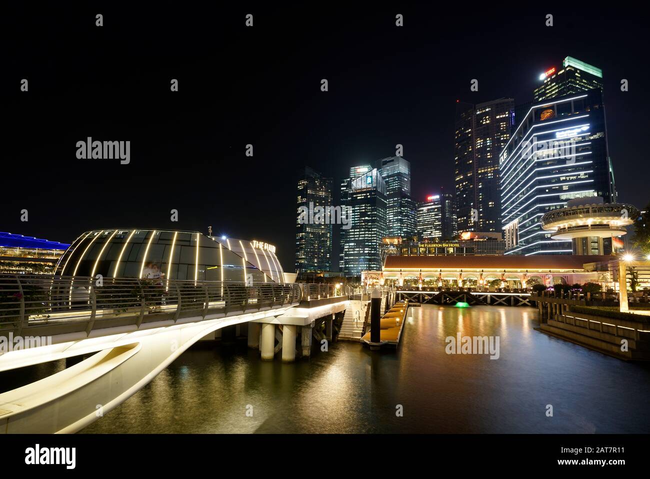 Singapore. Gennaio 2020. Vista notturna di Marina Bay con grattacieli sullo sfondo Foto Stock