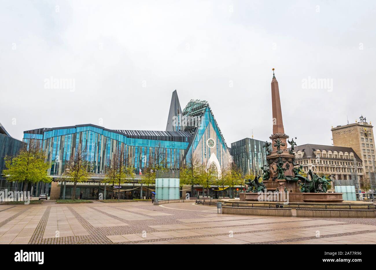 Lipsia, Germania - 28 ottobre 2019: Augusteum e Paulinum, edifici sulla Augustusplatz di Lipsia. Parti dell'Università di Lipsia. Fontana Mende Foto Stock