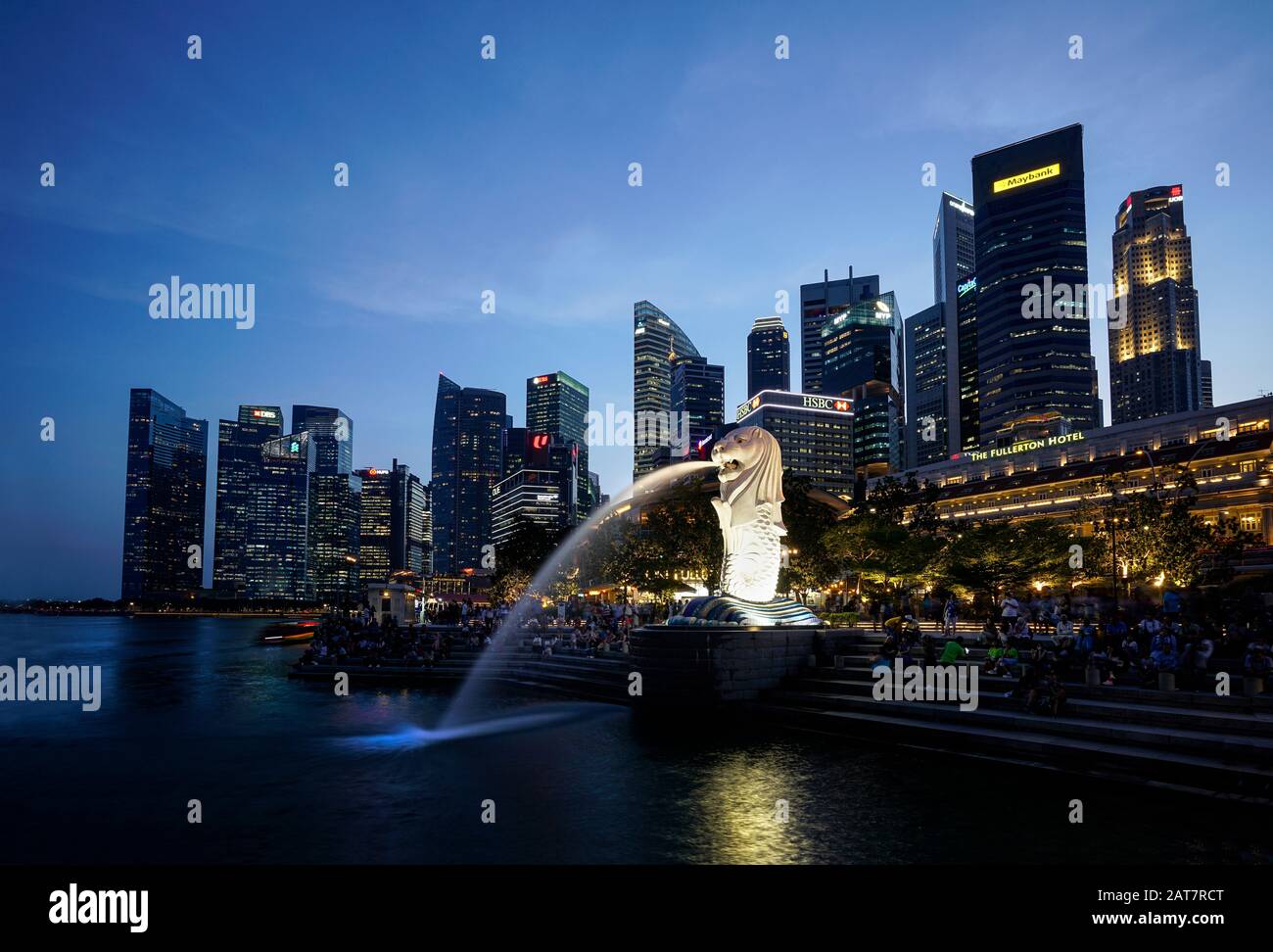 Singapore. Gennaio 2020. La fontana Merlion, è la mascotte ufficiale di Singapore, descritta come una creatura mitica con la testa di un leone e il corpo Foto Stock
