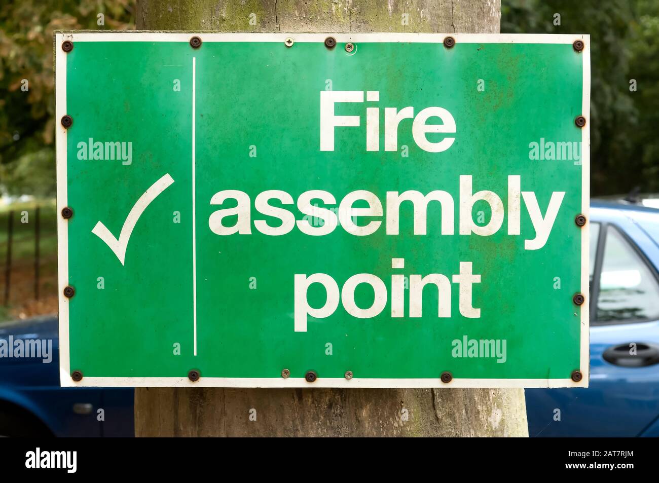 Un segno che mostra alle persone dove riunirsi in caso di incendio. Foto Stock