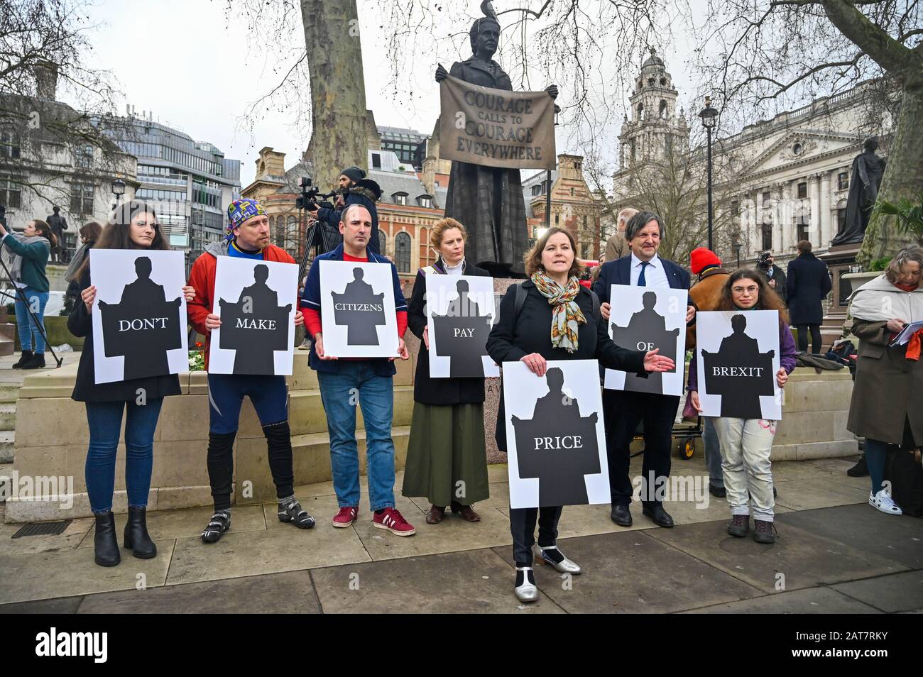 Londra UK 31st gennaio 2020 - i sostenitori pro UE anti Brexit si riuniscono in Parliament Square Londra mentre la Gran Bretagna si prepara a lasciare l'UE a 11pm più tardi questa sera 47 anni dopo l'adesione: Credit Simon Dack / Alamy Live News Foto Stock