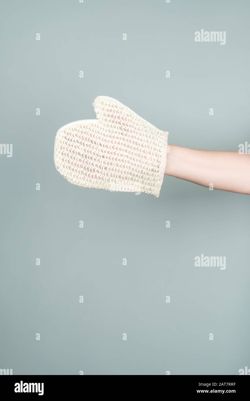 Mittens in materiale ecologico per nuoto. Il concetto di produzione priva di rifiuti Foto Stock