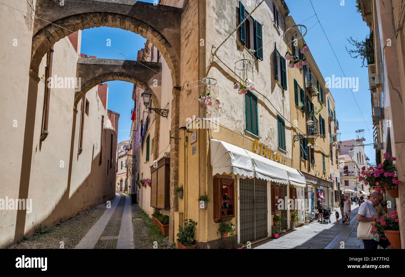 Via Ambrogio Machin (a sinistra), passaggio medievale con contrafforti che sostengono la Chiesa di San Francesco in Via Carlo Alberto ad Alghero, Sardegna, Italia Foto Stock