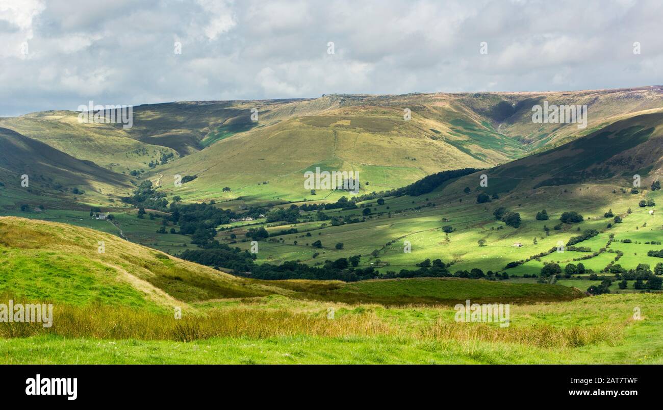 Vista da MamTor verso Kinder Scout nel Peak District nel Derbyshire, Inghilterra Foto Stock