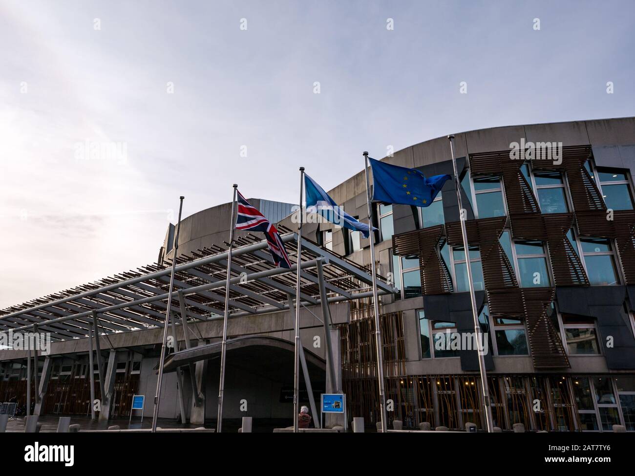 Holyrood, Edimburgo, Scozia, Regno Unito. 31st Gen 2020. Giornata della Brexit al parlamento scozzese, con le stelle dell’UE, la Salpata scozzese e le bandiere di Union Jack in volo. Il parlamento scozzese ha deciso di continuare a battenti bandiera dell’UE dopo la Brexit Foto Stock