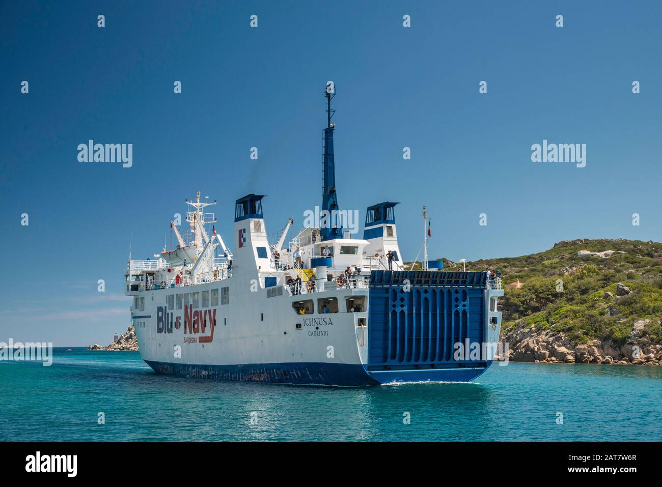 Ichnusa, traghetto BluNavy proveniente da Bonifacio, Corsica, Francia, che si sposta indietro al molo di Santa Teresa di Gallura, Sardegna, Italia Foto Stock