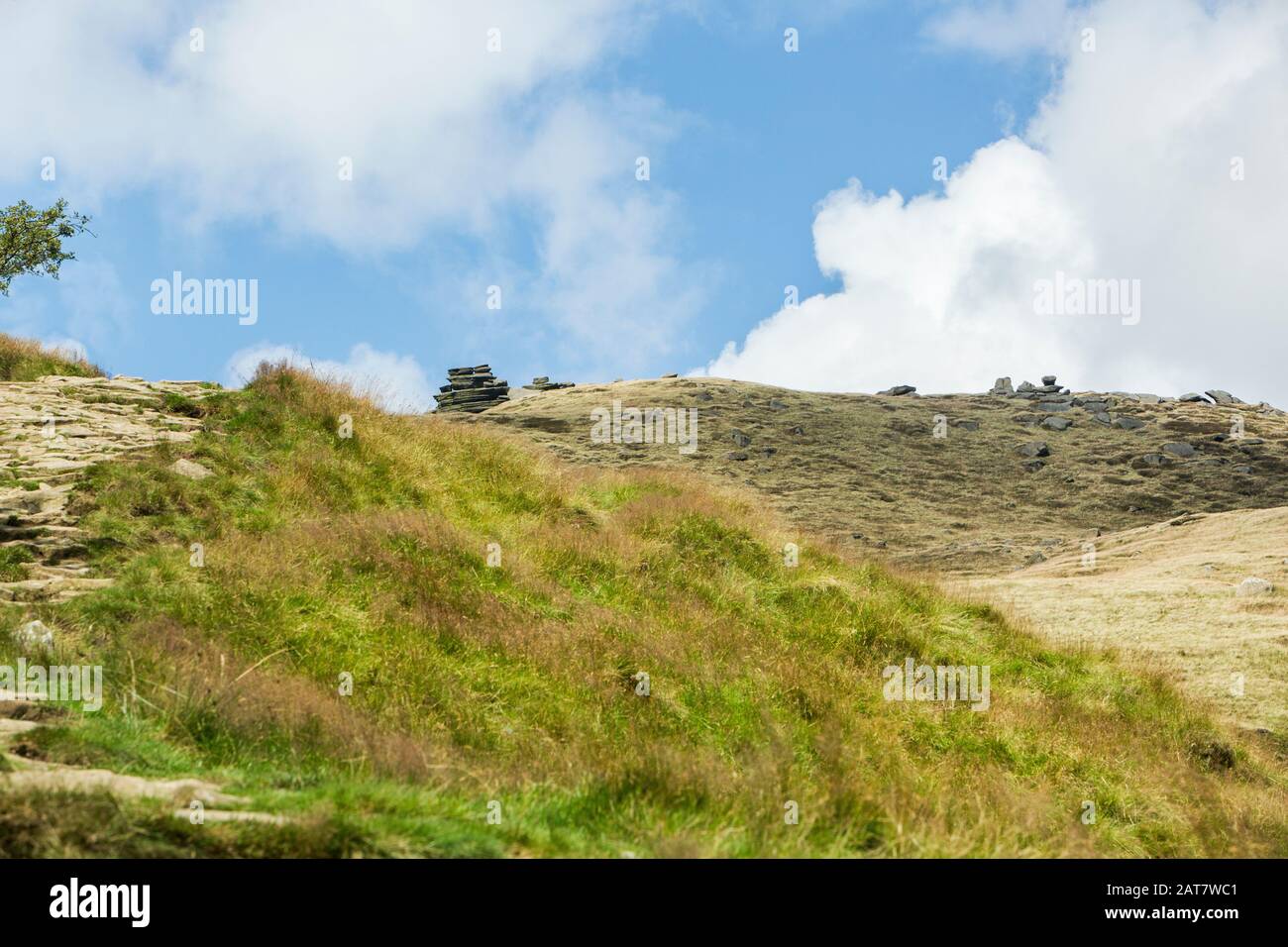 Guardando fino agli affioramenti di roccia su Kinder Scout dalla Scala di Jacob sulla Pennine Way, Kinder Scout, Derbyshire Foto Stock
