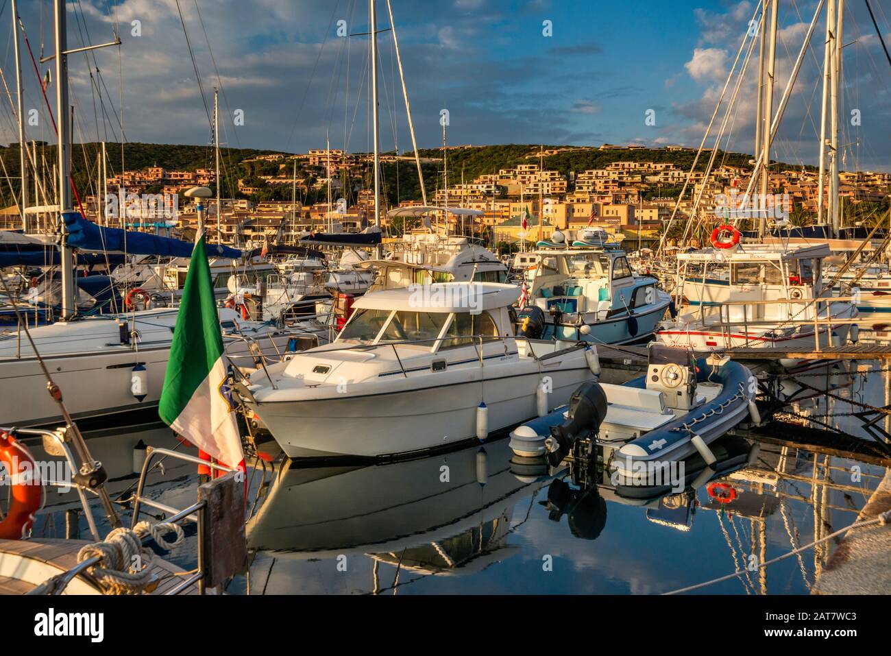 Barche e yacht di sunrise a marina in Palau, provincia di Sassari, Sardegna, Italia Foto Stock