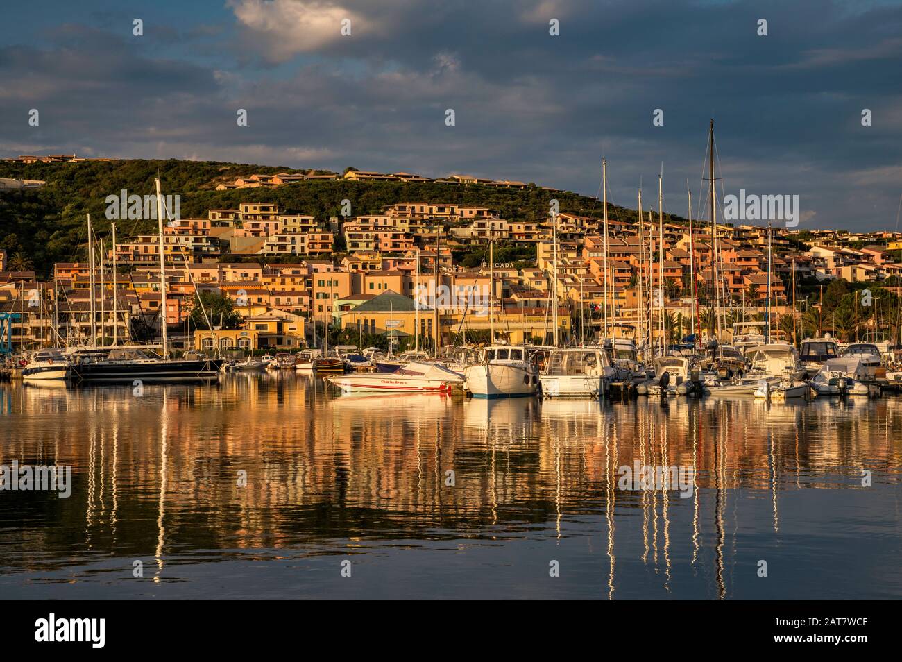 Barche e yacht di sunrise a marina in Palau, provincia di Sassari, Sardegna, Italia Foto Stock
