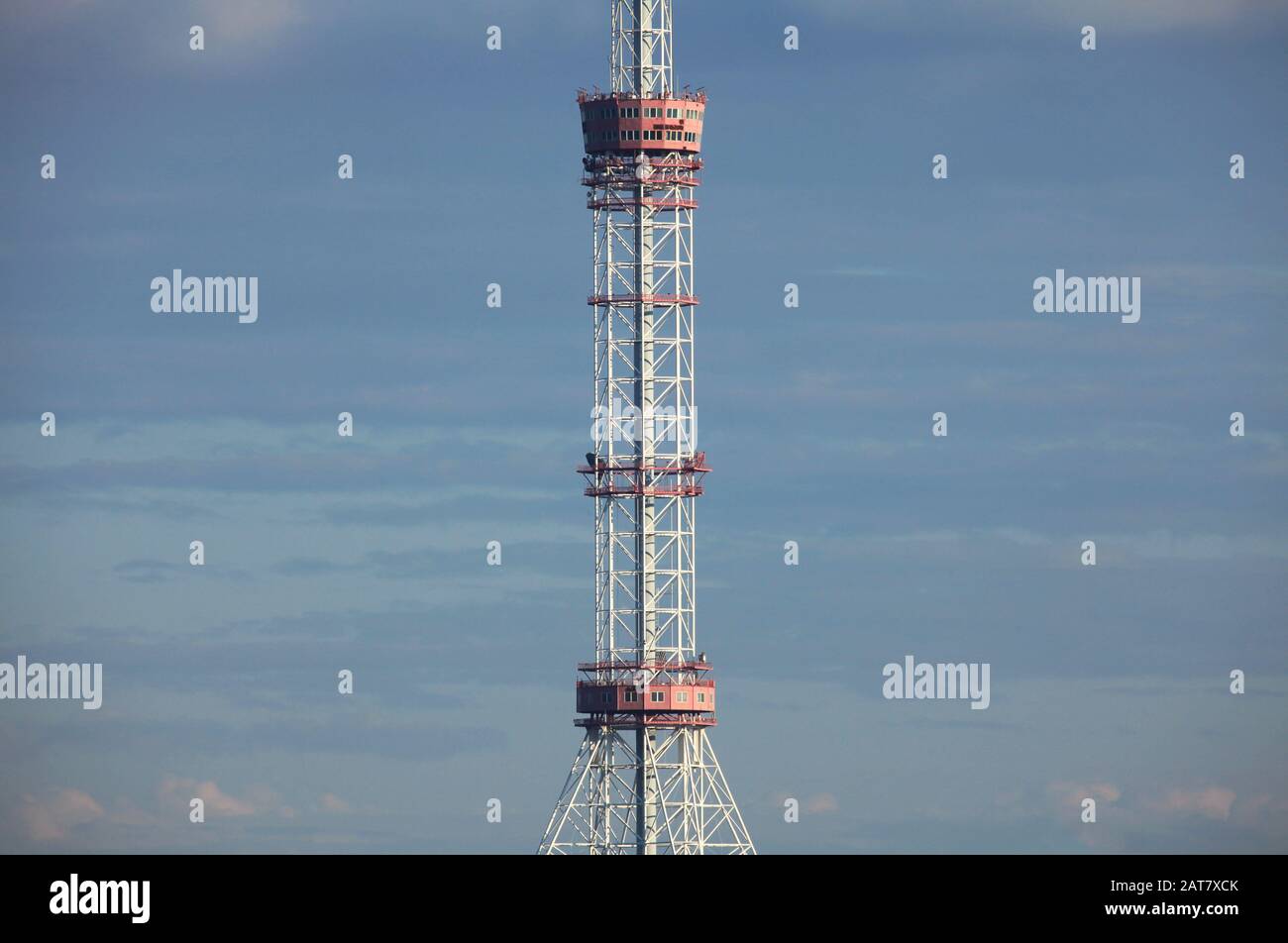Kiev, Ucraina - 11 agosto 2019: Torre TV (antenna) del centro televisivo di  Kiev (Kiev) primo piano. La più alta struttura prefabbricata sovietica Foto  stock - Alamy