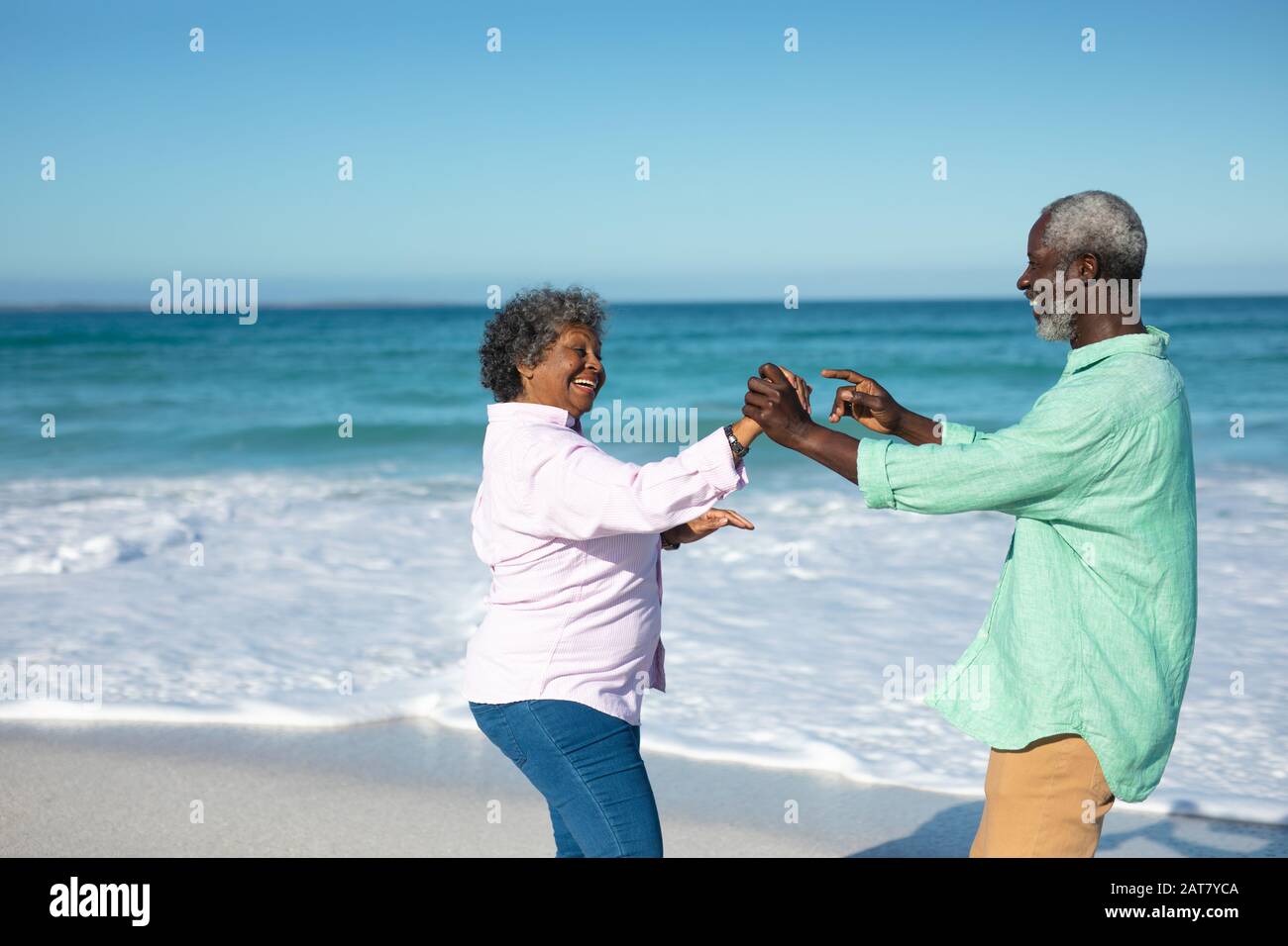 Vecchia coppia divertirsi in spiaggia Foto Stock