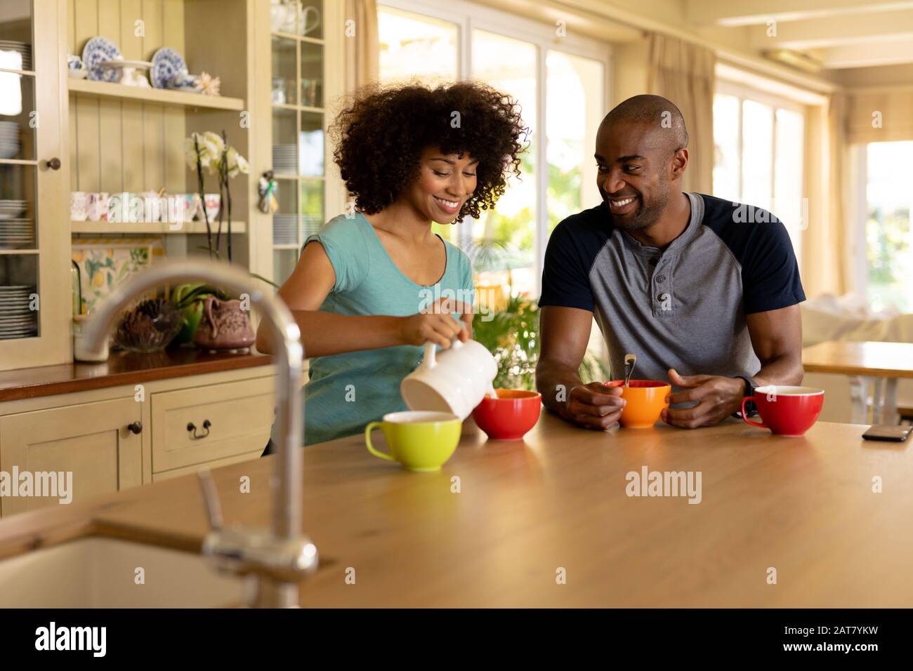 Felice coppia giovane avente la colazione in cucina Foto Stock