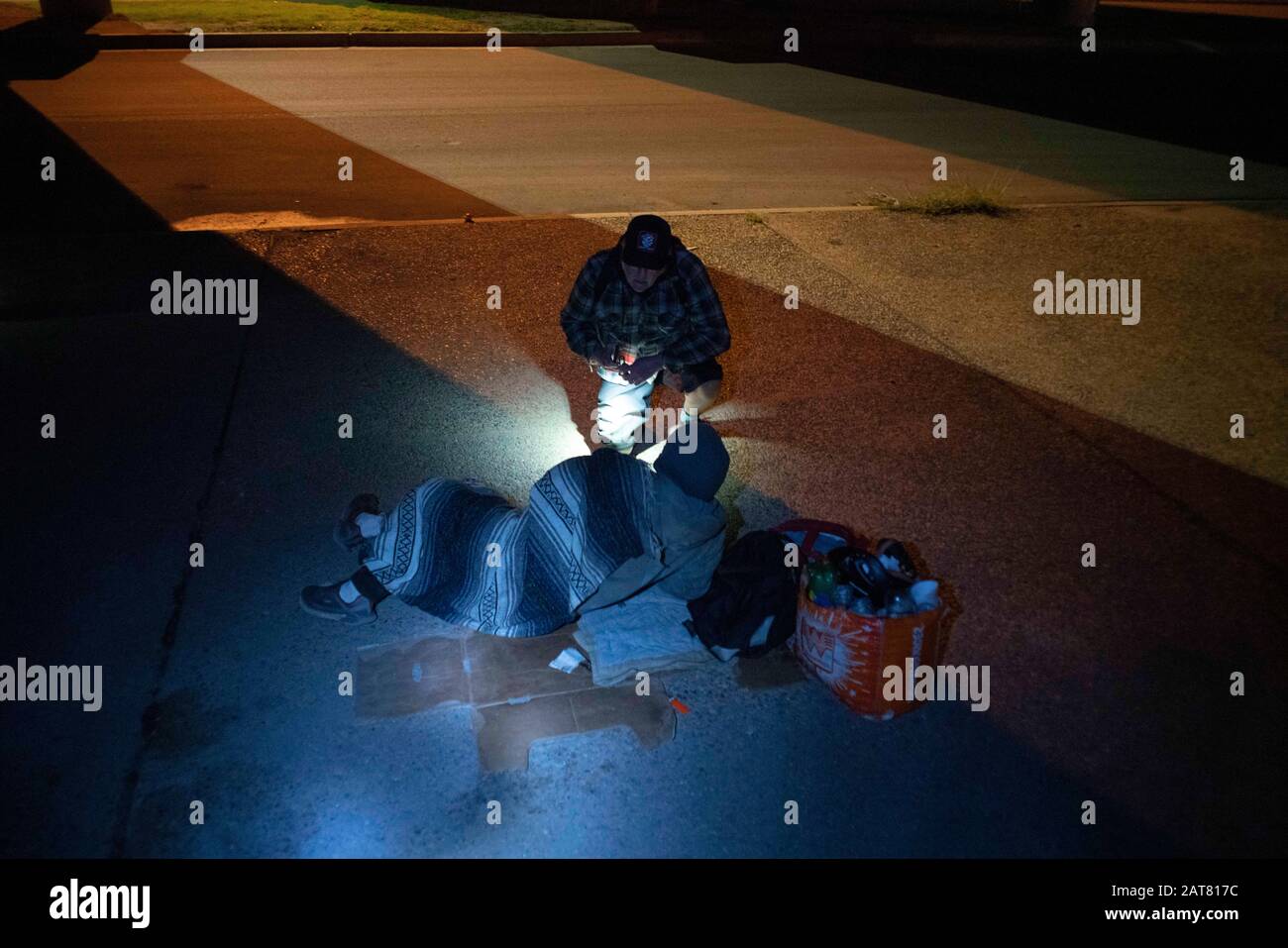 Austin, TX USA 25 gennaio 2020: Volontari con Austin's Ending Community Senzatetto Coalition (ECHO) fan out inizio Sabato mattina nel censimento annuale point-in-time dei residenti senza tetto in città. Una popolazione senzatetto in continua crescita che vive sotto i ponti e negli spazi pubblici ha sollevato preoccupazioni circa la convenienza di Austin in quanto la crescita della città esplode. Foto Stock