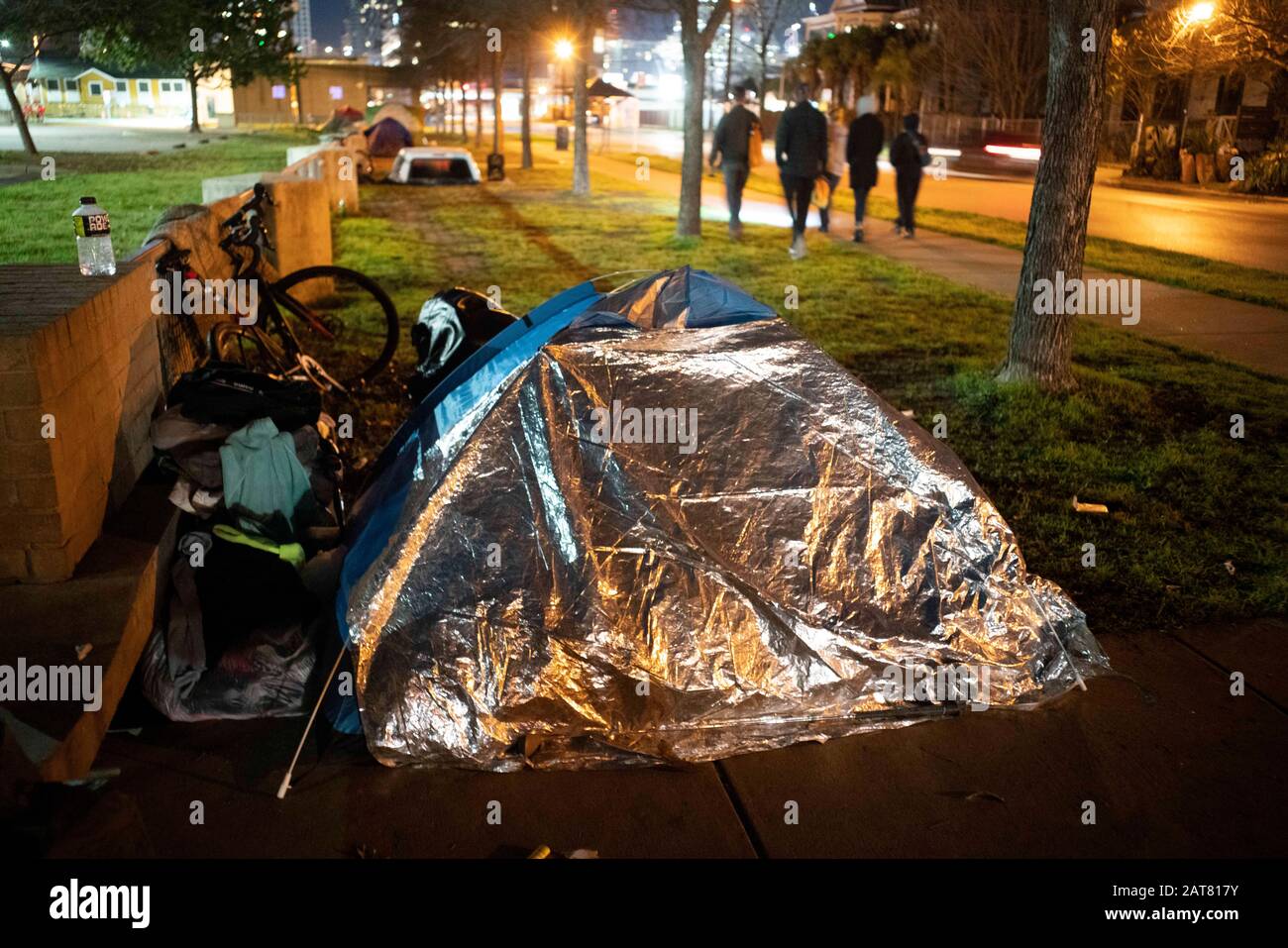 Austin, TX USA 25 gennaio 2020: Volontari con Austin's Ending Community Senzatetto Coalition (ECHO) fan out inizio Sabato mattina nel censimento annuale point-in-time dei residenti senza tetto in città. Una popolazione senzatetto in continua crescita che vive sotto i ponti e negli spazi pubblici ha sollevato preoccupazioni circa la convenienza di Austin in quanto la crescita della città esplode. Foto Stock