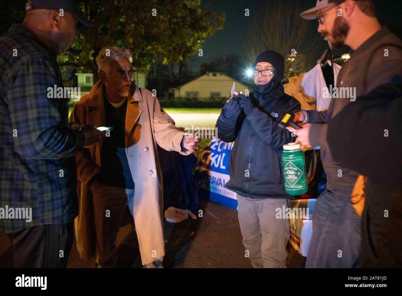 Austin, TX USA 25 gennaio 2020: Volontari con Austin's Ending Community Senzatetto Coalition (ECHO) fan out inizio Sabato mattina nel censimento annuale point-in-time dei residenti senza tetto in città. Una popolazione senzatetto in continua crescita che vive sotto i ponti e negli spazi pubblici ha sollevato preoccupazioni circa la convenienza di Austin in quanto la crescita della città esplode. Foto Stock