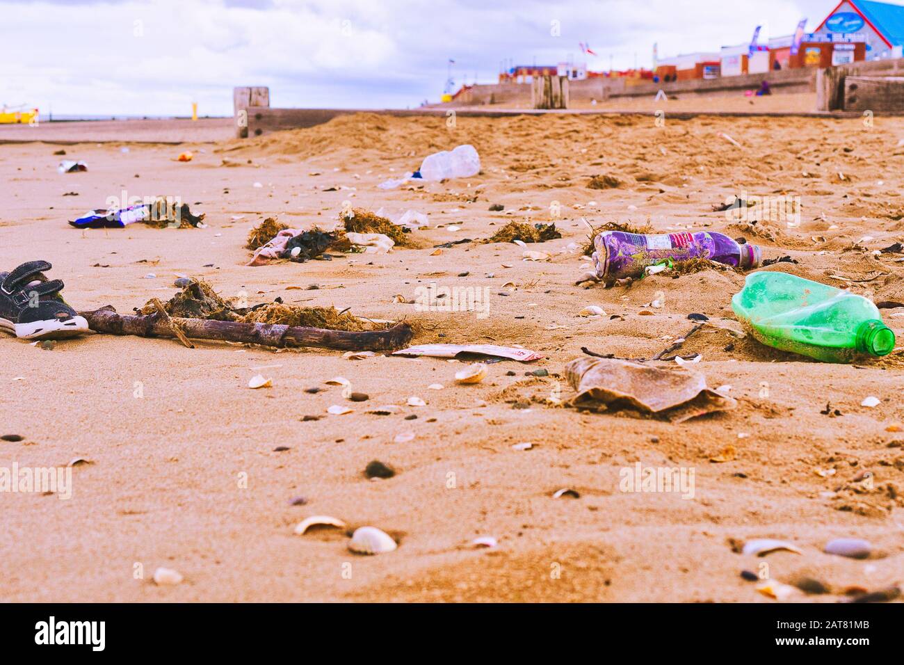 I rifiuti sono rimasti indietro su una spiaggia gallese dopo un weekend di Bank Holiday, Rhyl, Galles del Nord, agosto 2019 Foto Stock