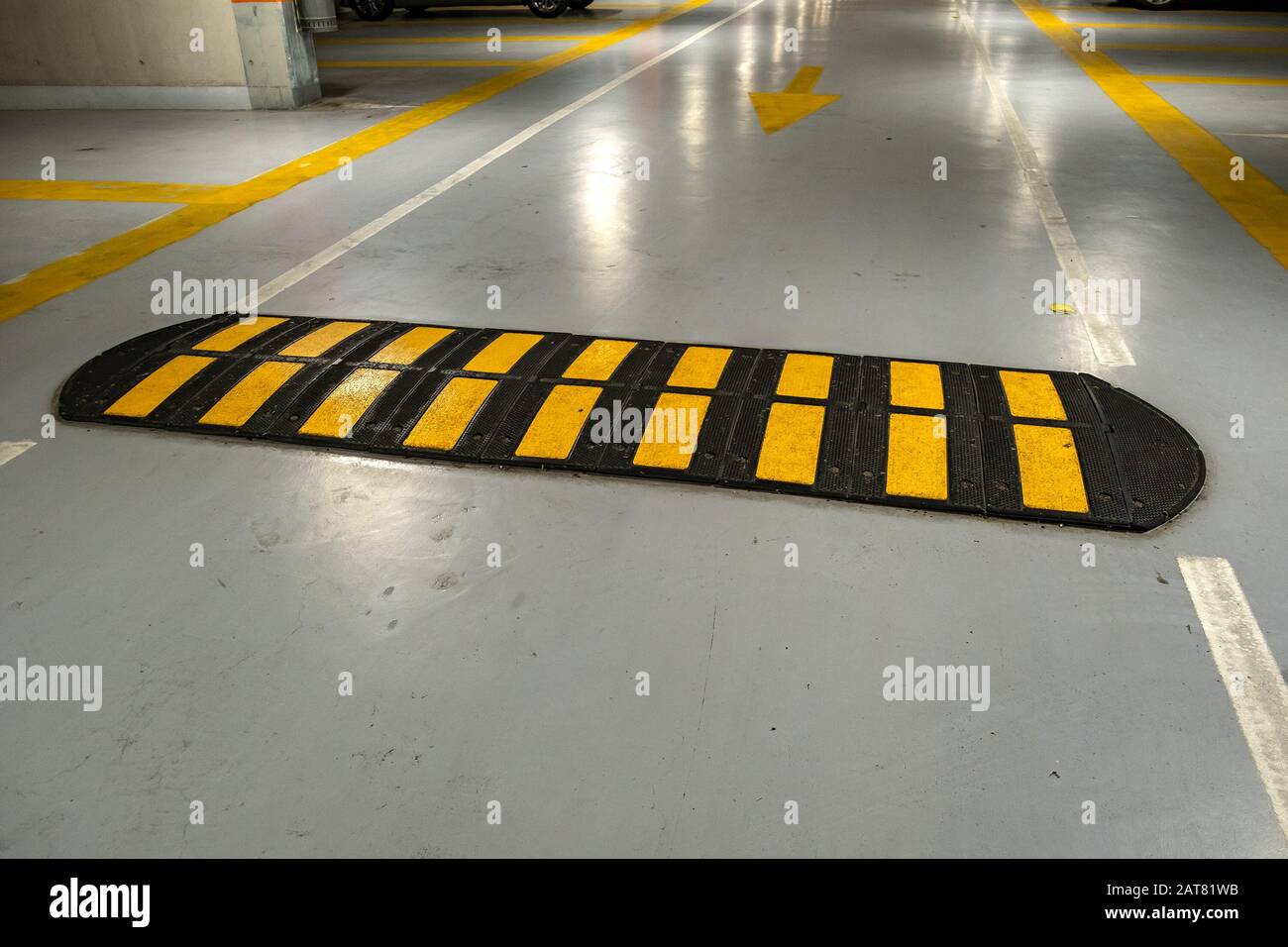 Urto rapido nero e giallo a strisce su strada. Foto Stock