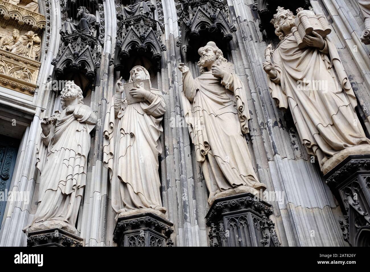 Primo piano delle statue all'ingresso della Cattedrale di Colonia Foto Stock