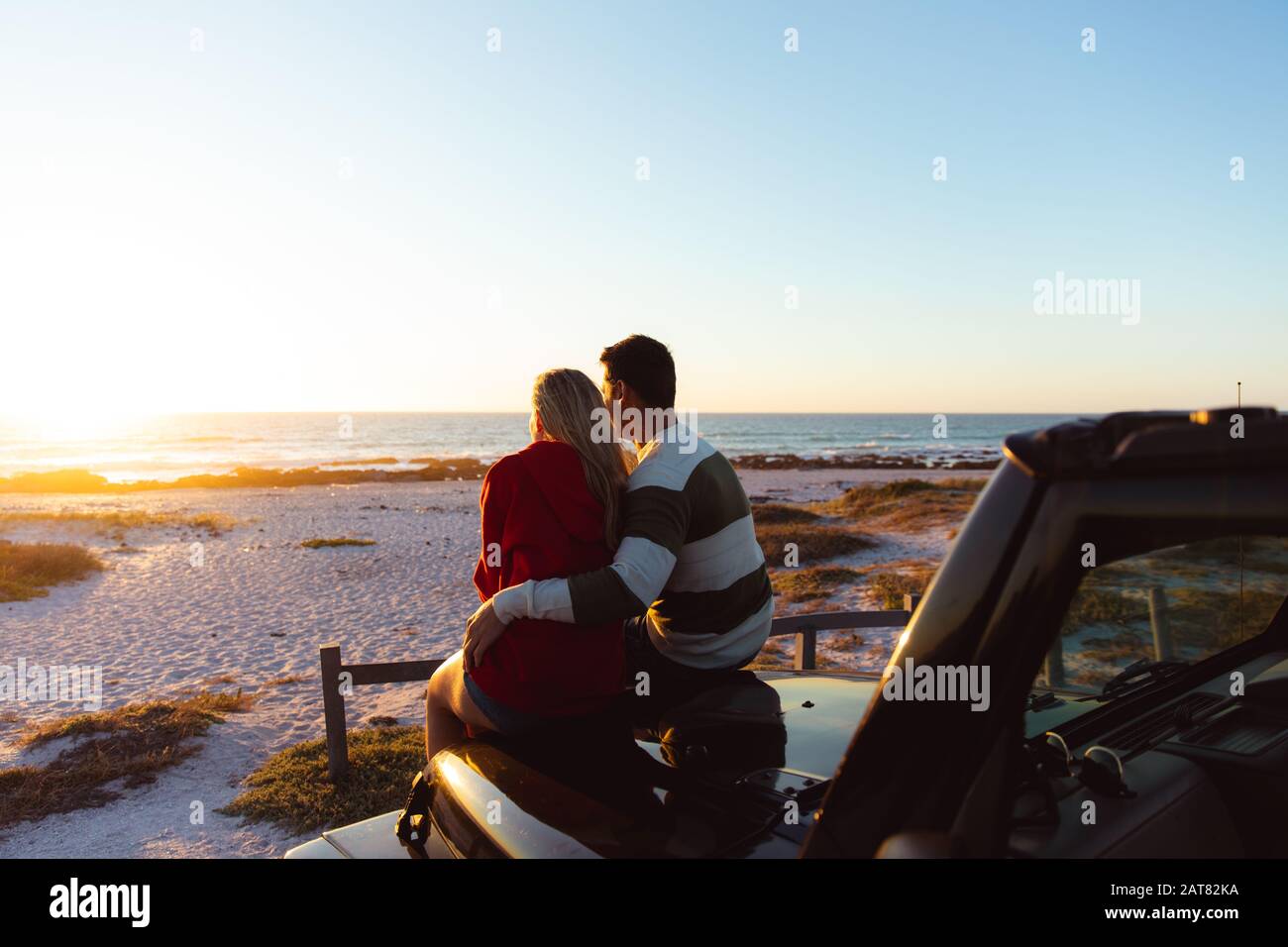 Coppia con un'auto che gode di tempo libero Foto Stock