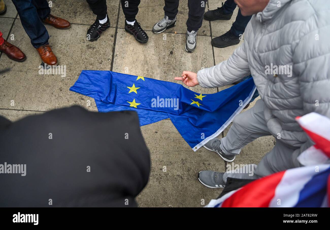 Londra UK 31st Gennaio 2020 - i sostenitori della Brexit iniziano a celebrare e a simulare una bandiera UE in Parliament Square Londra mentre la Gran Bretagna si prepara a lasciare l'UE a 11pm più tardi questa sera 47 anni dopo l'adesione: Credit Simon Dack / Alamy Live News Foto Stock