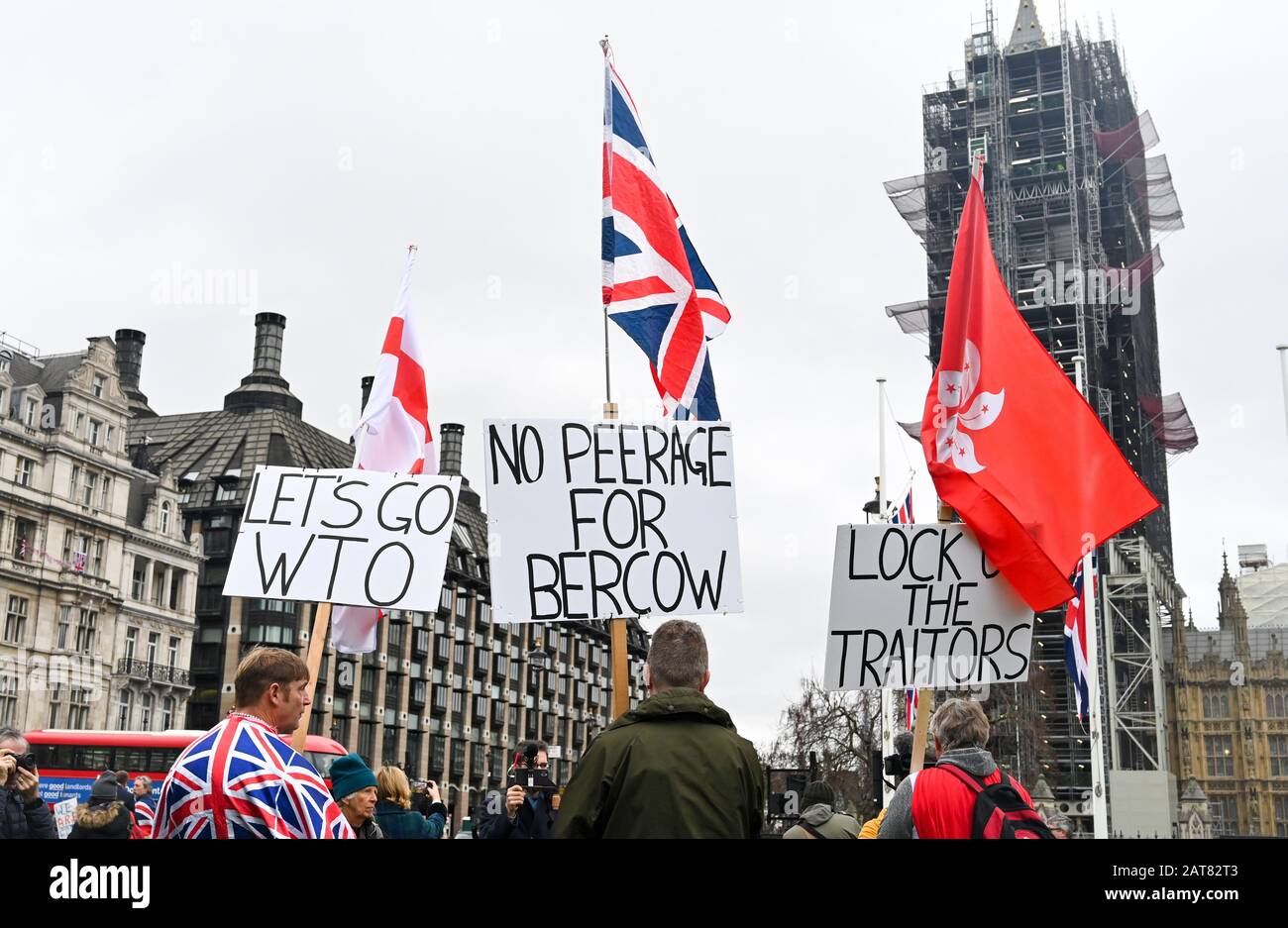 Londra UK 31st gennaio 2020 - i sostenitori della Brexit iniziano a celebrare in Parliament Square Londra mentre la Gran Bretagna si prepara a lasciare l'UE a 11pm più tardi questa sera 47 anni dopo l'adesione: Credit Simon Dack / Alamy Live News Foto Stock