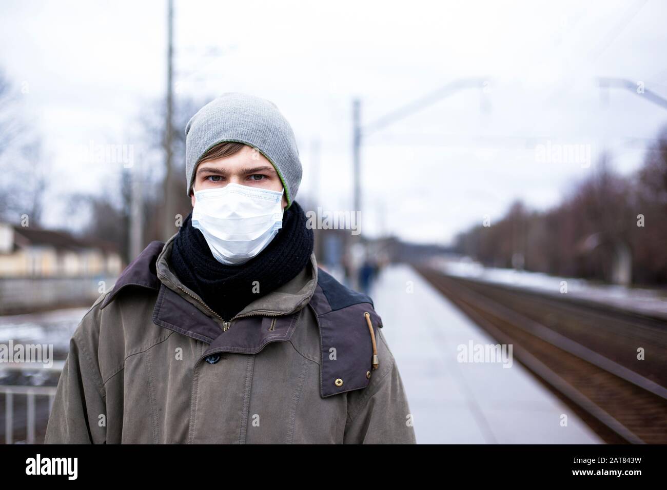 Focolaio di malattia respiratoria mortale coronavirus in Russia, Ukraine.Concept: Virus cinese ncov -2019. Guy, un uomo in una maschera medica sul pl Foto Stock