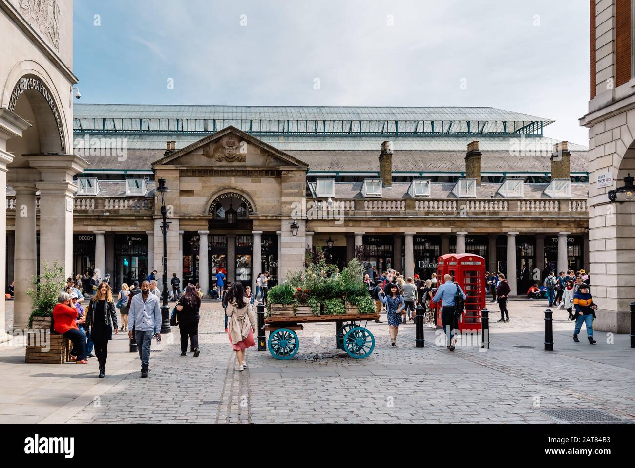 Londra, Regno Unito - 15 Maggio 2019: Vista Del Mercato Di Covent Garden. Situato nel West End di Londra, Covent Garden è rinomato per la sua moda di lusso e la bellezza Foto Stock