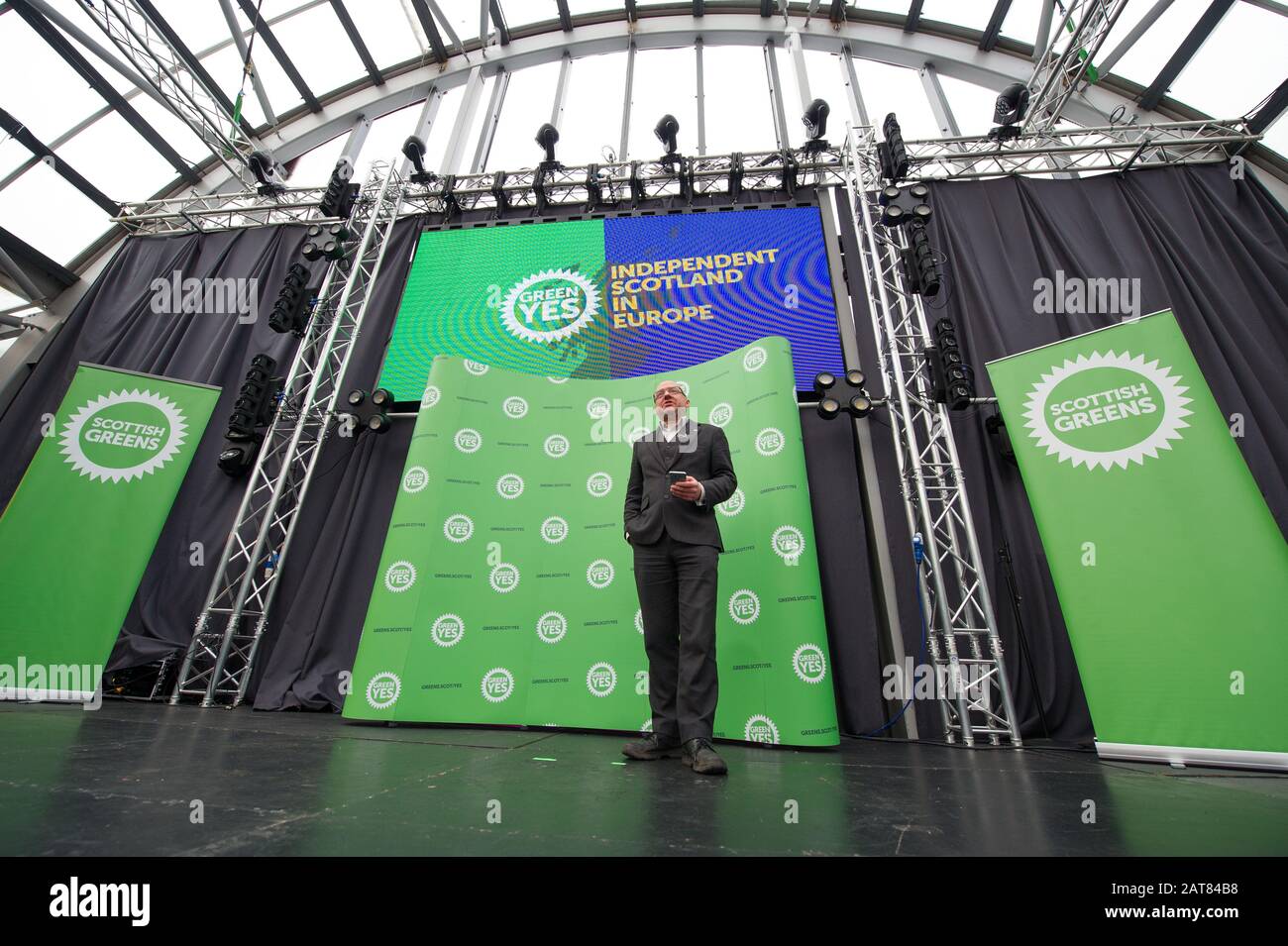 Glasgow, Regno Unito. 31st Gen 2020. Nella foto: Patrick Harvie MSP - Co leader del Partito Verde Scozzese. Il giorno in cui il Regno Unito lascia l'Unione europea, i Verdi scozzesi si sono schierati per lanciare una nuova campagna Green Yes per la Scozia, affinché aderisca nuovamente all'Unione europea come nazione indipendente. Il co-leader dei Verdi scozzesi Patrick Harvie è affiancato dal parlamentare europeo Ska Keller, presidente del gruppo Verde al Parlamento europeo, che terrà un discorso. Credito: Colin Fisher/Alamy Live News Foto Stock