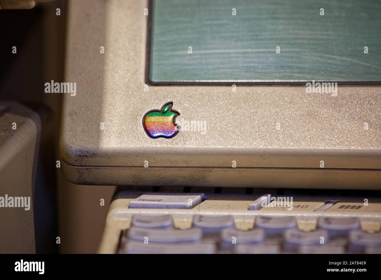 Retro logo Apple sul quarto modello della serie Apple II personal computer Apple IIc con schermo piatto. Foto Stock