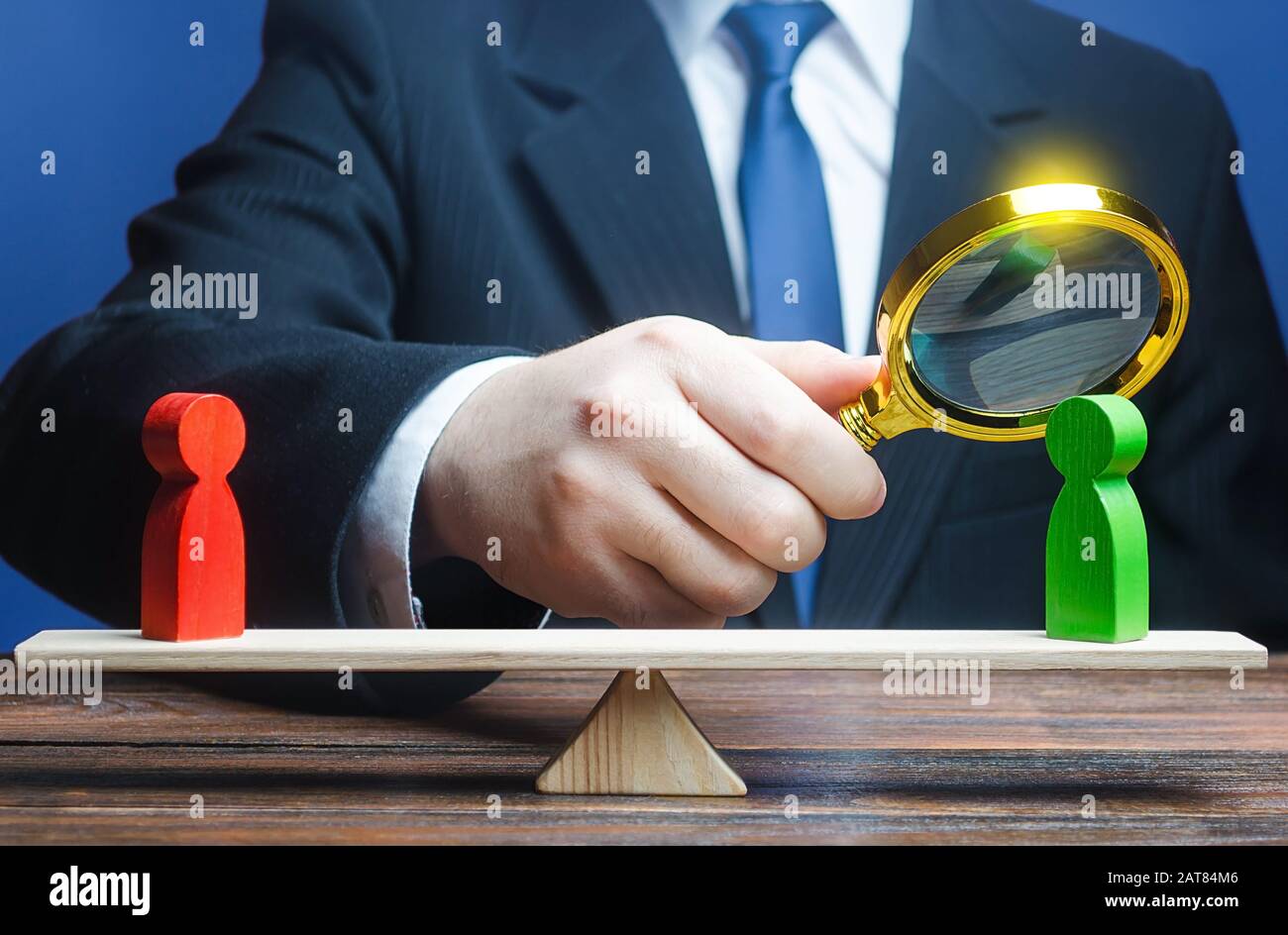 L'uomo sta studiando un avversario verde sulle scale. Studio delle parti in conflitto. Cercare soluzioni di compromesso. Confronto e lotta politica. Estim Foto Stock