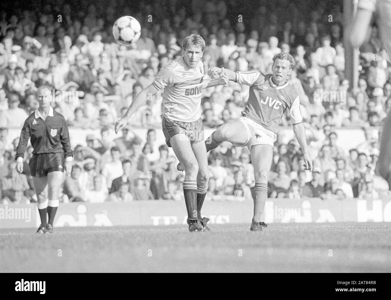 Perry Grove segna il suo primo gol al suo debutto per l'Arsenal. Il colpo del piede sinistro si è arricciato nella rete. Nigel Gibbs è il difensore di Watford. Arsenal contro Watford 11/10/86 Foto Stock