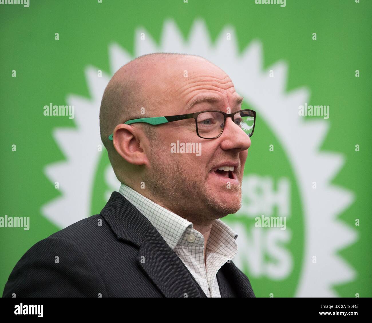 Glasgow, Regno Unito. 31st Gen 2020. Nella foto: Patrick Harvie MSP - Co leader del Partito Verde Scozzese. Il giorno in cui il Regno Unito lascia l'Unione europea, i Verdi scozzesi si sono schierati per lanciare una nuova campagna Green Yes per la Scozia, affinché aderisca nuovamente all'Unione europea come nazione indipendente. Il co-leader dei Verdi scozzesi Patrick Harvie è affiancato dal parlamentare europeo Ska Keller, presidente del gruppo Verde al Parlamento europeo, che terrà un discorso. Credito: Colin Fisher/Alamy Live News Foto Stock