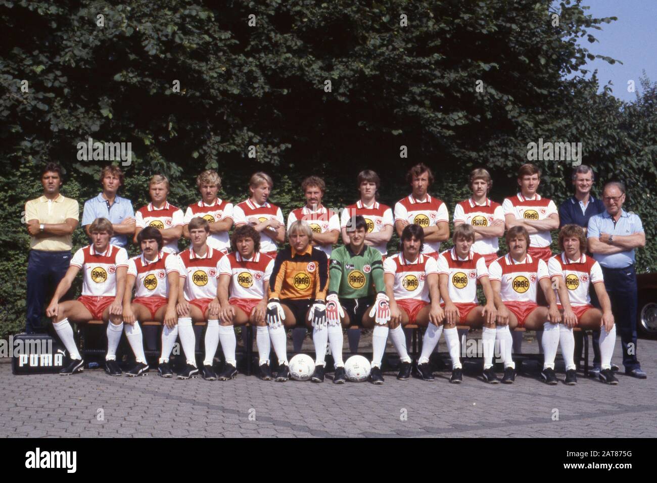 Il team Fortuna Dusseldorf nella stagione 1982/1983: Prima fila da sinistra: Rudi BOMMER, Ralf DUSEND, Holger FACH, Josef WEILL, goalwart Wolfgang KLEFF, goalwart Oliver BUECHER, Guenter THIELE, Manfred BOCKENFEELD, Guenter Kuczinski, Ruediger WENZEL. Fila posteriore da sinistra: Pullman Joerg BERGER, masseur RESTLE, RUTKA, Stefan DUBER, Gerd ZEWE, Peter LOEHR, Petur ORMALEV, Amand THEIS, KANDERA, EVALDSSON, coach BROSIUS, supervisore HEIDELBERG. Calcio 1. Bundesliga, presentazione del team e presentazione del team, Fortuna Dusseldorf, 15.08.1982, | utilizzo in tutto il mondo Foto Stock