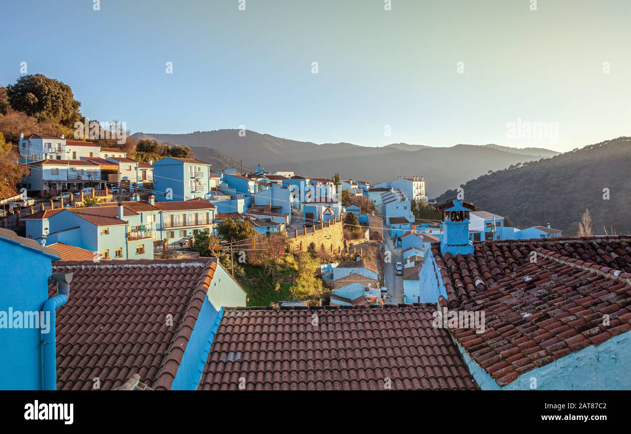 Il famoso villaggio blu Juzcar chiamato anche villaggio smurf in Spagna Andalusia Foto Stock