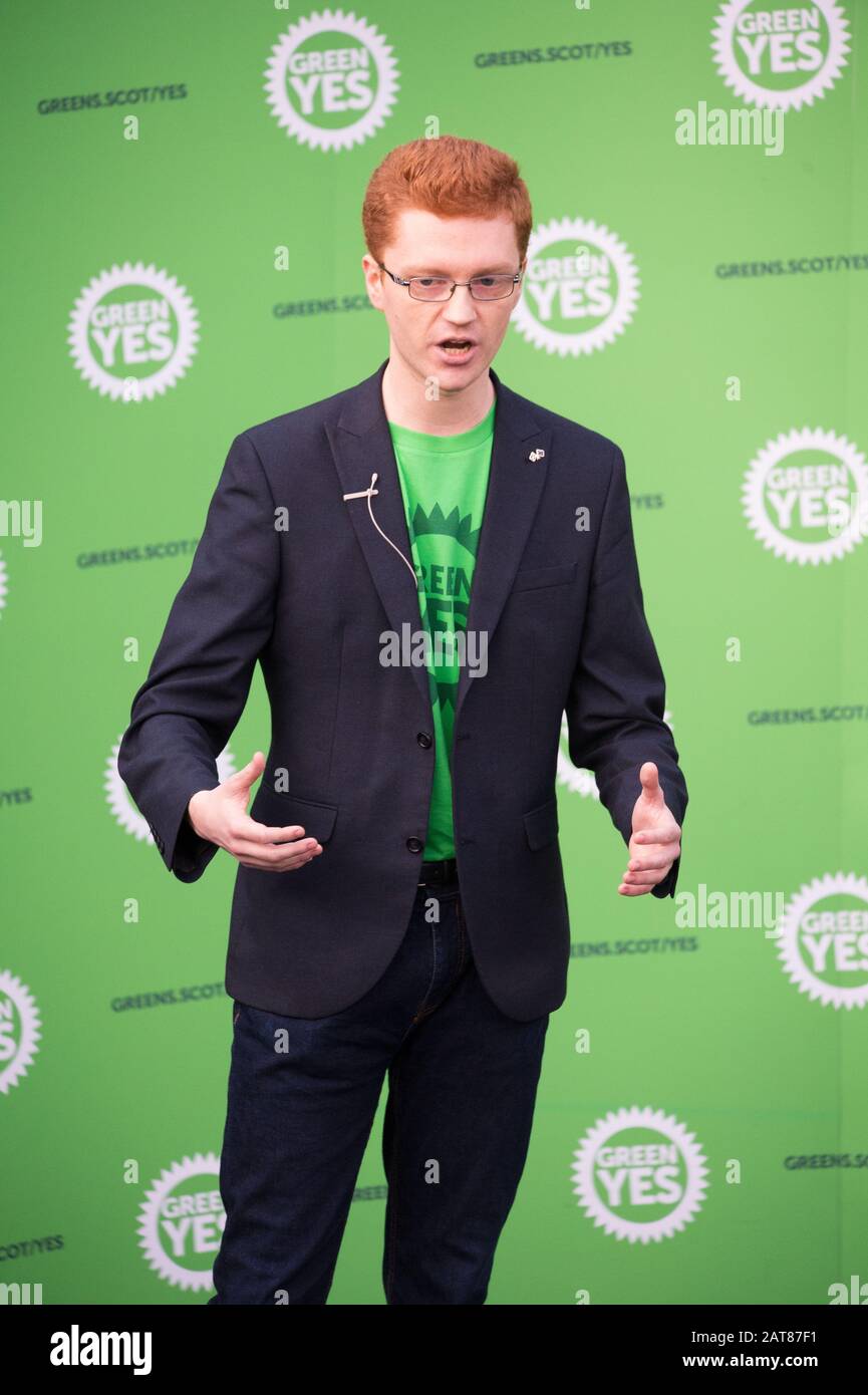 Glasgow, Regno Unito. 31st Gen 2020. Nella foto: Ross Greer MSP del Partito Verde Scozzese. Il giorno in cui il Regno Unito lascia l'Unione europea, i Verdi scozzesi si sono schierati per lanciare una nuova campagna Green Yes per la Scozia, affinché aderisca nuovamente all'Unione europea come nazione indipendente. Il co-leader dei Verdi scozzesi Patrick Harvie è affiancato dal parlamentare europeo Ska Keller, presidente del gruppo Verde al Parlamento europeo, che terrà un discorso. Credito: Colin Fisher/Alamy Live News Foto Stock