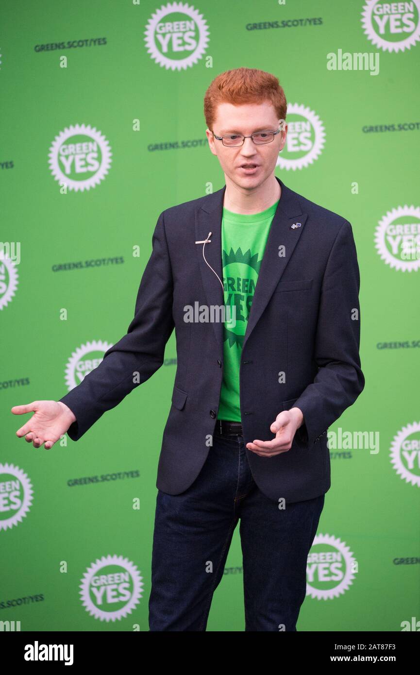 Glasgow, Regno Unito. 31st Gen 2020. Nella foto: Ross Greer MSP del Partito Verde Scozzese. Il giorno in cui il Regno Unito lascia l'Unione europea, i Verdi scozzesi si sono schierati per lanciare una nuova campagna Green Yes per la Scozia, affinché aderisca nuovamente all'Unione europea come nazione indipendente. Il co-leader dei Verdi scozzesi Patrick Harvie è affiancato dal parlamentare europeo Ska Keller, presidente del gruppo Verde al Parlamento europeo, che terrà un discorso. Credito: Colin Fisher/Alamy Live News Foto Stock