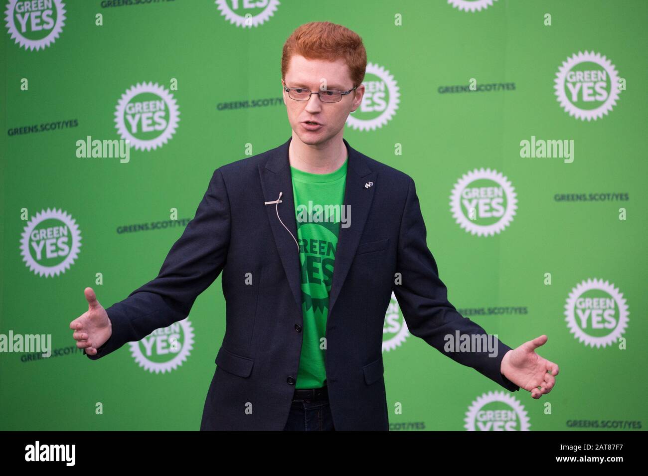 Glasgow, Regno Unito. 31st Gen 2020. Nella foto: Ross Greer MSP del Partito Verde Scozzese. Il giorno in cui il Regno Unito lascia l'Unione europea, i Verdi scozzesi si sono schierati per lanciare una nuova campagna Green Yes per la Scozia, affinché aderisca nuovamente all'Unione europea come nazione indipendente. Il co-leader dei Verdi scozzesi Patrick Harvie è affiancato dal parlamentare europeo Ska Keller, presidente del gruppo Verde al Parlamento europeo, che terrà un discorso. Credito: Colin Fisher/Alamy Live News Foto Stock