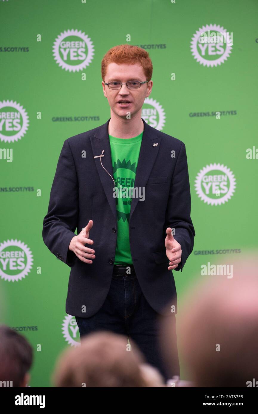 Glasgow, Regno Unito. 31st Gen 2020. Nella foto: Ross Greer MSP del Partito Verde Scozzese. Il giorno in cui il Regno Unito lascia l'Unione europea, i Verdi scozzesi si sono schierati per lanciare una nuova campagna Green Yes per la Scozia, affinché aderisca nuovamente all'Unione europea come nazione indipendente. Il co-leader dei Verdi scozzesi Patrick Harvie è affiancato dal parlamentare europeo Ska Keller, presidente del gruppo Verde al Parlamento europeo, che terrà un discorso. Credito: Colin Fisher/Alamy Live News Foto Stock