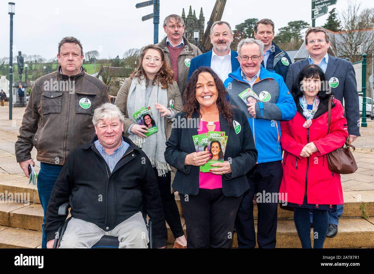 Bantry, West Cork, Irlanda. 31st Gen 2020. Il mercato del venerdì di Bantry è stato un alveare di attività oggi con 4 candidati di elezione generale che cantano la gente del posto. Magaret Murphy-o'Mahony TD è stato fuori e circa canvasing con la sua squadra. Credt Credit: Andy Gibson/Alamy Live News Foto Stock