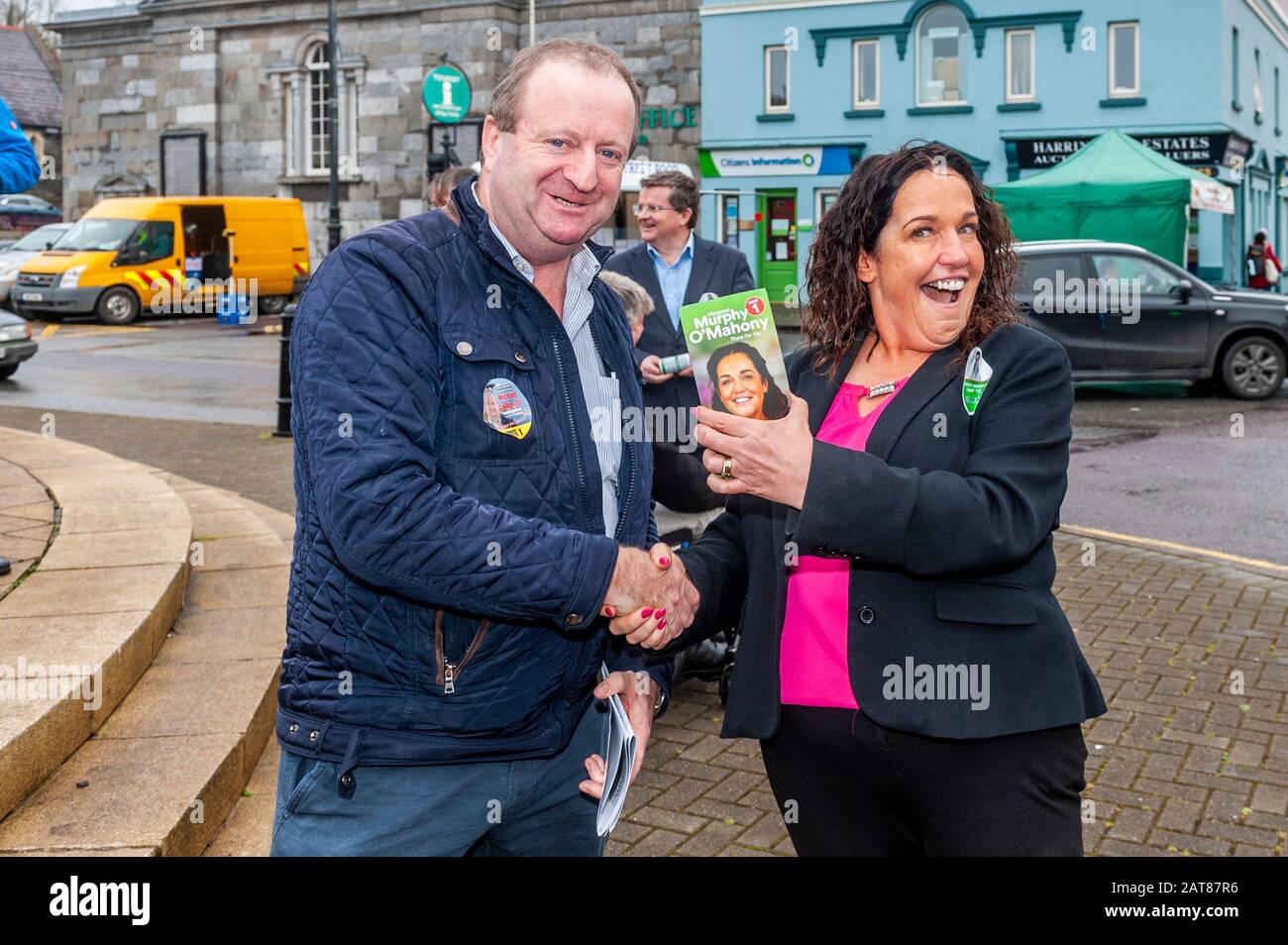 Bantry, West Cork, Irlanda. 31st Gen 2020. Il mercato del venerdì di Bantry è stato un alveare di attività oggi con 4 candidati di elezione generale che cantano la gente del posto. Magaret Murphy-o'Mahony TD ha incontrato Michael Collins TD sulla tela. Credt Credit: Andy Gibson/Alamy Live News Foto Stock