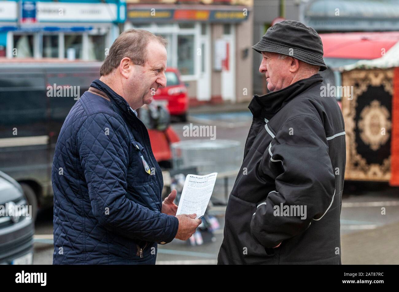 Bantry, West Cork, Irlanda. 31st Gen 2020. Il mercato del venerdì di Bantry è stato un alveare di attività oggi con 4 candidati di elezione generale che cantano la gente del posto. Michael Collins TD è stato fuori e circa canvasing con il suo team. Credt Credit: Andy Gibson/Alamy Live News Foto Stock