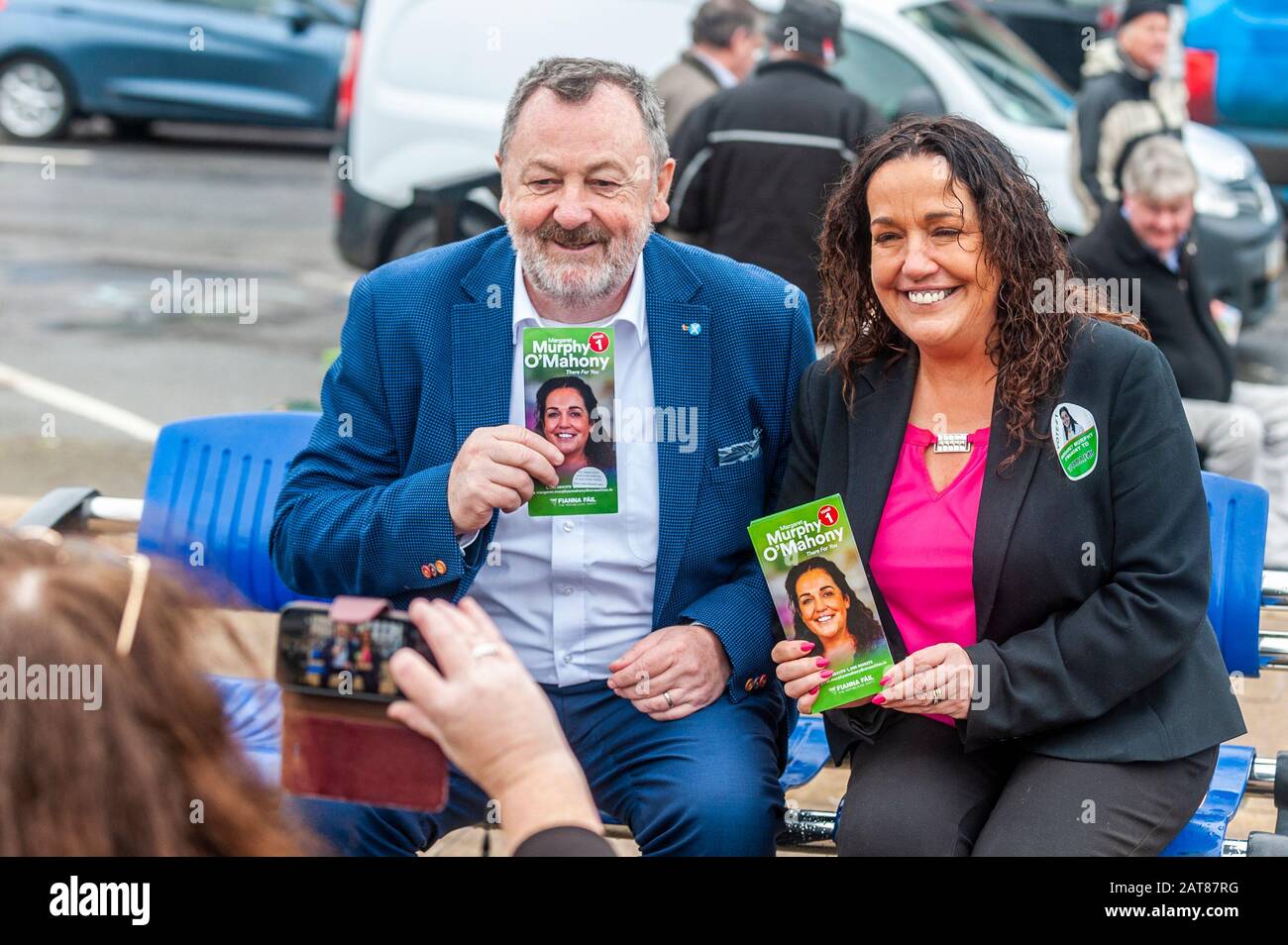 Bantry, West Cork, Irlanda. 31st Gen 2020. Il mercato del venerdì di Bantry è stato un alveare di attività oggi con 4 candidati di elezione generale che cantano la gente del posto. Margaret Murphy-o'Mahony TD ha cantato con Denis o'Donovan, Cathoirleach ov Seanad Eireann. Credt Credit: Andy Gibson/Alamy Live News Foto Stock