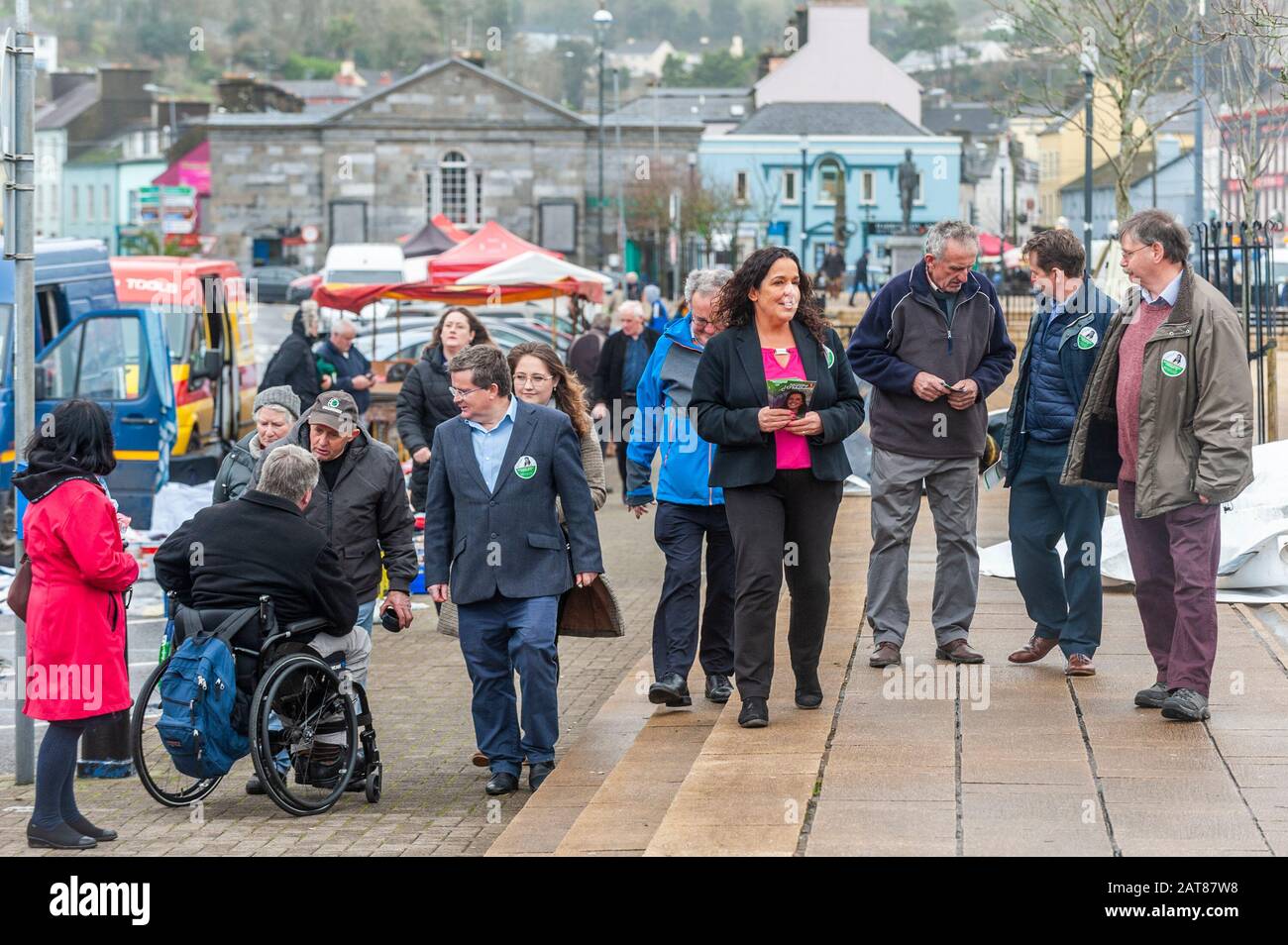 Bantry, West Cork, Irlanda. 31st Gen 2020. Il mercato del venerdì di Bantry è stato un alveare di attività oggi con 4 candidati di elezione generale che cantano la gente del posto. Magaret Murphy-o'Mahony TD è stato fuori e circa canvasing con la sua squadra. Credt Credit: Andy Gibson/Alamy Live News Foto Stock