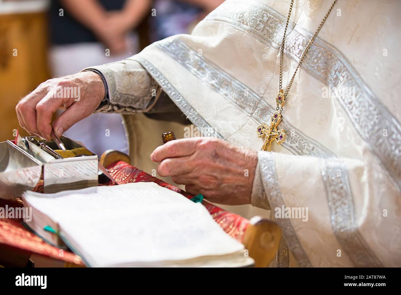 Religione ortodossa. Mani del sacerdote sulla bibbia. Foto Stock