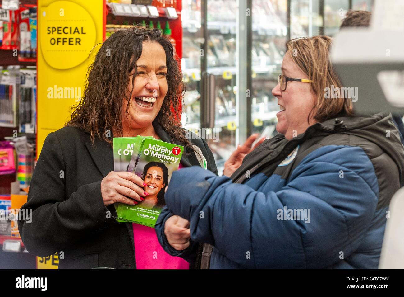 Bantry, West Cork, Irlanda. 31st Gen 2020. Il mercato del venerdì di Bantry è stato un alveare di attività oggi con 4 candidati di elezione generale che cantano la gente del posto. Magaret Murphy-o'Mahony TD è stato fuori e circa canvasing con la sua squadra. Credt Credit: Andy Gibson/Alamy Live News Foto Stock