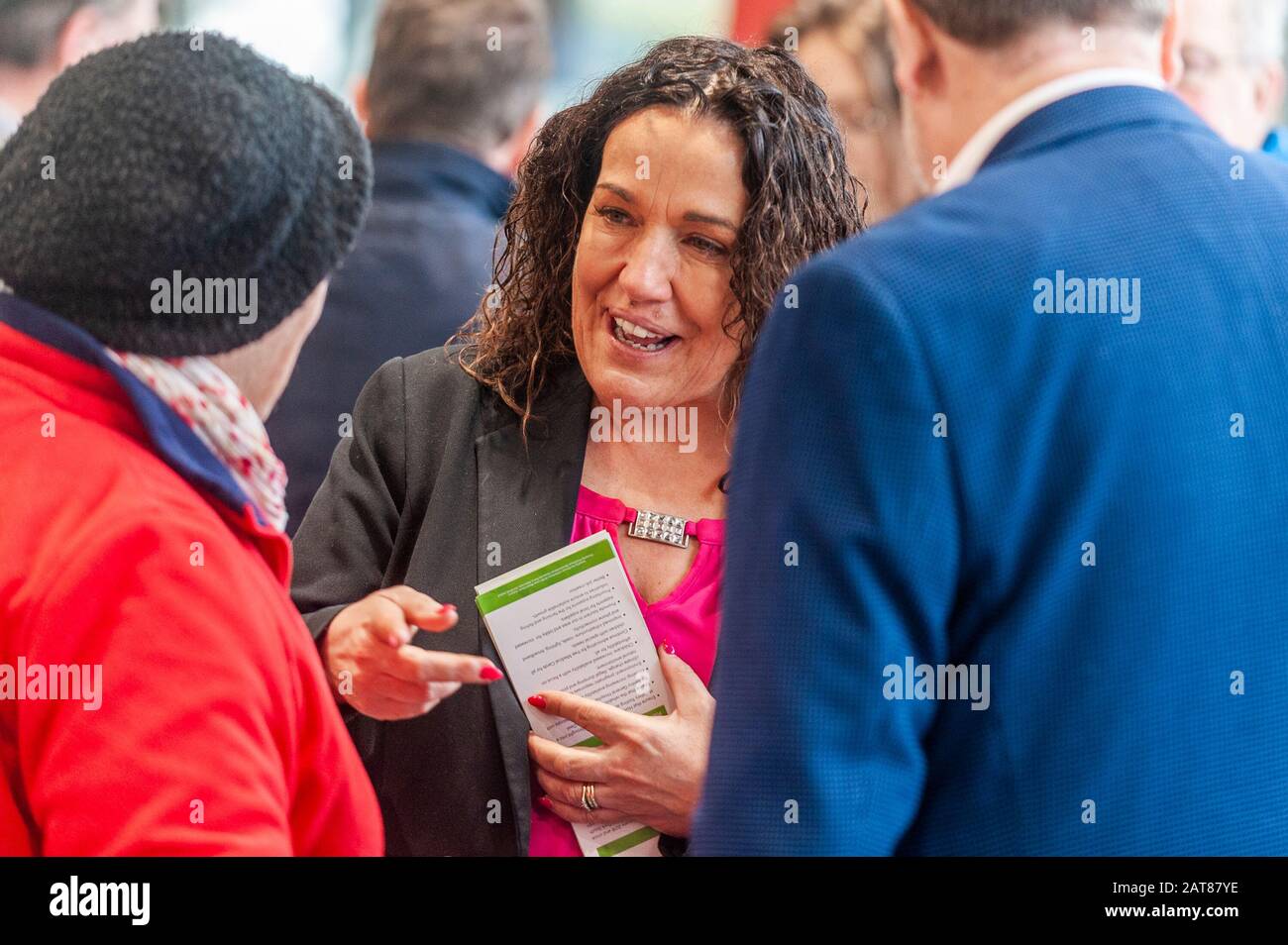 Bantry, West Cork, Irlanda. 31st Gen 2020. Il mercato del venerdì di Bantry è stato un alveare di attività oggi con 4 candidati di elezione generale che cantano la gente del posto. Magaret Murphy-o'Mahony TD è stato fuori e circa canvasing con la sua squadra. Credt Credit: Andy Gibson/Alamy Live News Foto Stock