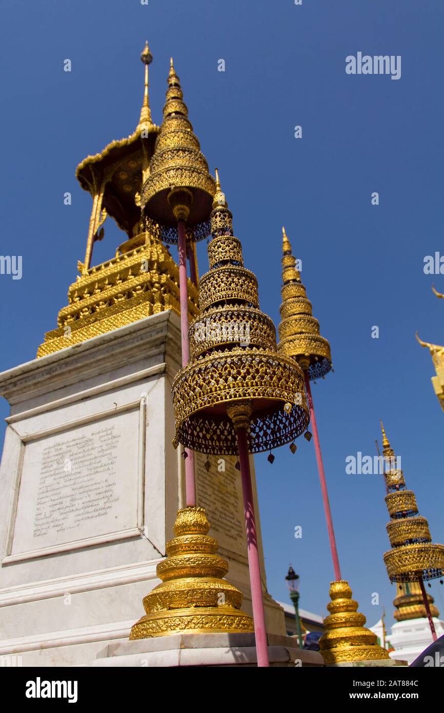 Ombrelloni reali al Grand Palace, Bangkok, Thailandia. Foto Stock