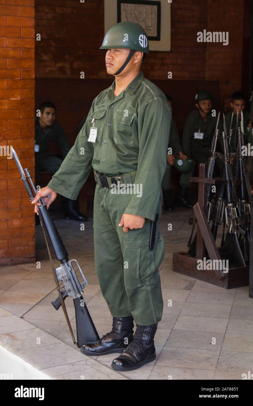 Il soldato dell'esercito tailandese reale sta alla guardia del Grand Palace a Bangkok, Thailandia. Foto Stock